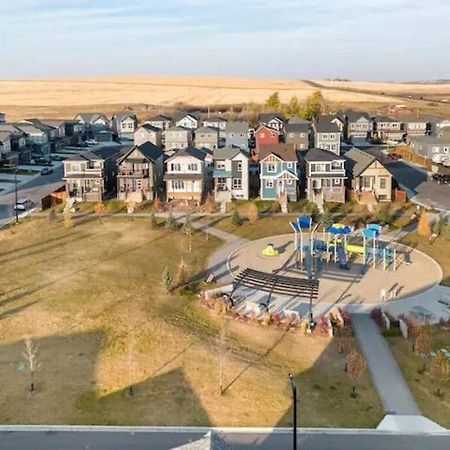Cozy Suites In Calgary Area Balzac Bagian luar foto