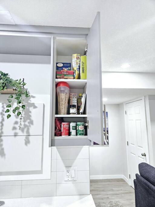 Cozy Suites In Calgary Area Balzac Bagian luar foto