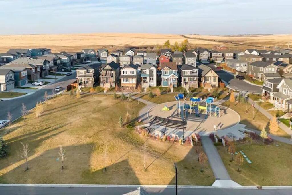 Cozy Suites In Calgary Area Balzac Bagian luar foto
