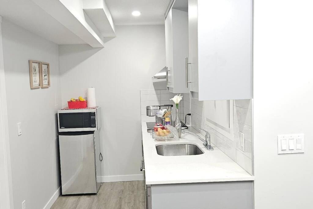 Cozy Suites In Calgary Area Balzac Bagian luar foto