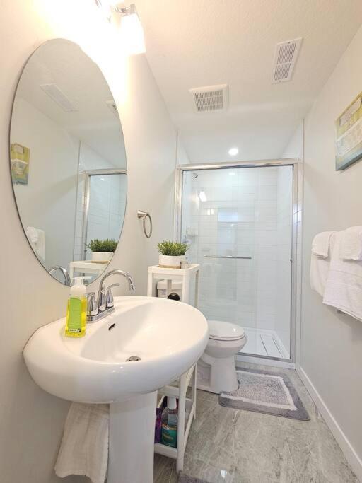 Cozy Suites In Calgary Area Balzac Bagian luar foto