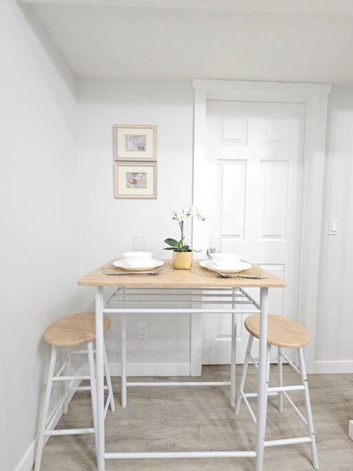 Cozy Suites In Calgary Area Balzac Bagian luar foto