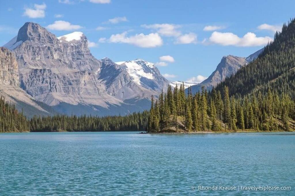 Cozy Suites In Calgary Area Balzac Bagian luar foto